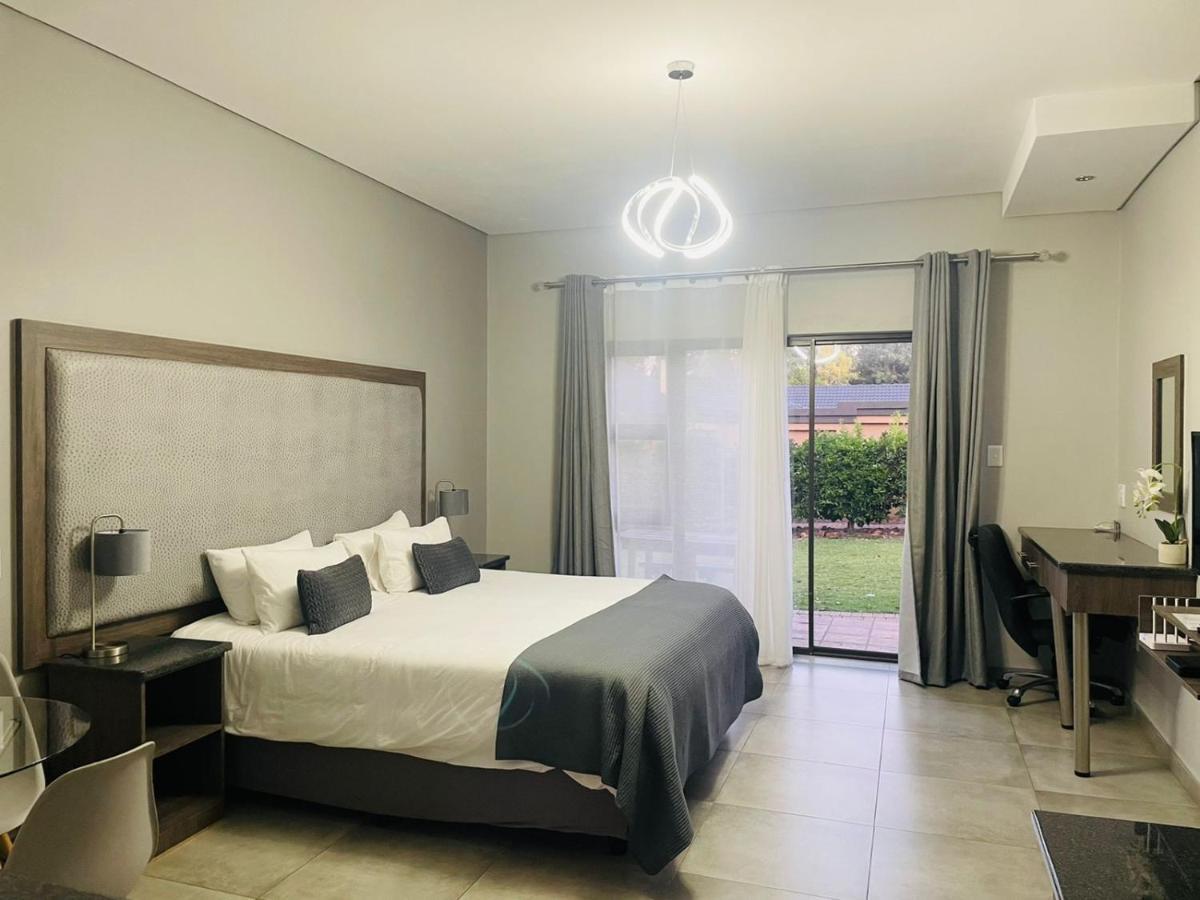 Manor Hills Guest Lodge Рустенбург Екстериор снимка