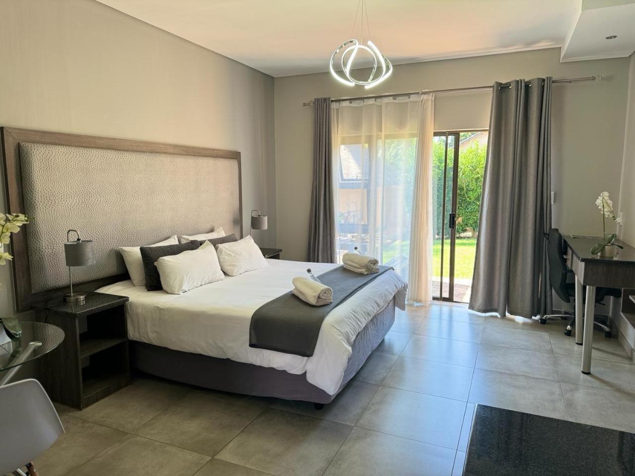 Manor Hills Guest Lodge Рустенбург Екстериор снимка