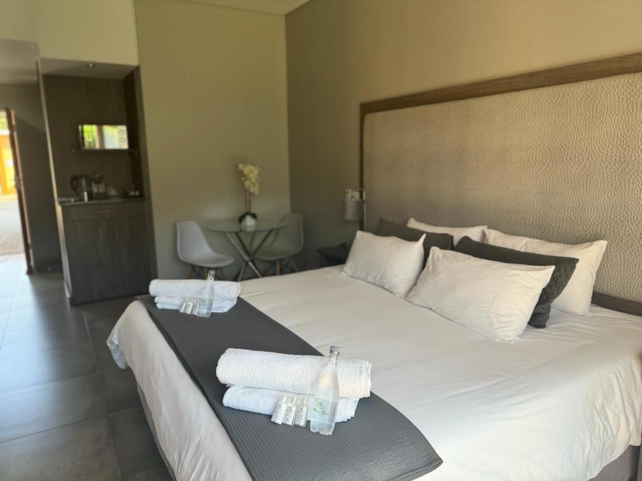 Manor Hills Guest Lodge Рустенбург Екстериор снимка